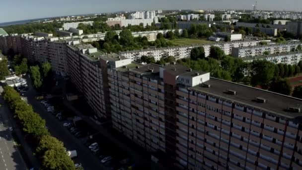 Vista de un edificio residencial abandonado de la ciudad interior - Metraje, vídeo