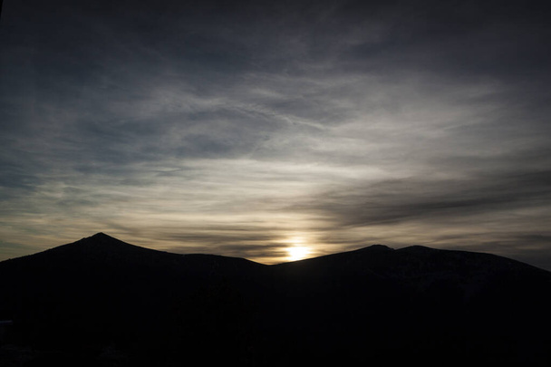 Látványos naplemente a hegy tetején. A Sierra de Guadarrama Nemzeti Parkban, Segovia, Madrid, Castilla y Leon. - Fotó, kép