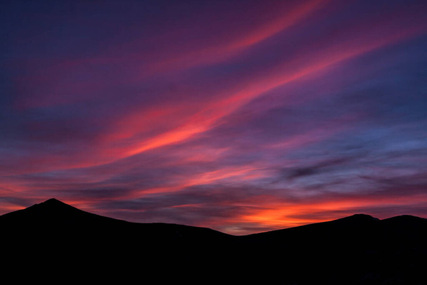 Spektakularny zachód słońca na szczycie góry. W Parku Narodowym Sierra de Guadarrama, Segovia, Madryt, Kastylia i Leon. - Zdjęcie, obraz
