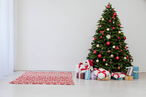 Weihnachtsbaum Kiefer mit Geschenken für das neue Jahr Dekor Hintergrund Ort für die Beschriftung 2021 - Foto, Bild