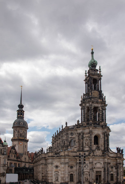 Vista de edificios históricos, iglesias de castillo e iglesia de mujeres durante el cierre de Corona sin turistas de la ciudad de Dresde, Sajonia, Alemania - Foto, imagen