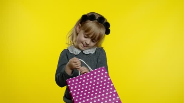 Alışveriş torbalı kız çocuğu Kara Cuma yazısını gösteriyor, indirimlerden memnun. - Video, Çekim