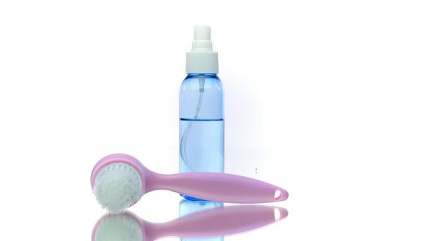 Herramientas para el cuidado de la piel para la limpieza diaria de la cara - spray facial, cepillo giratorio - Foto, Imagen