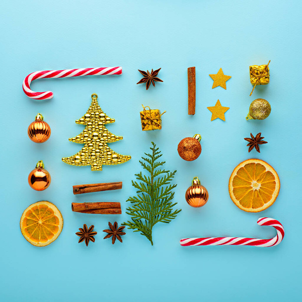 Noel kompozisyonu. Şeker, süslemeler, mavi arka planda oyuncaklar, üst manzara, düz bir zemin - Fotoğraf, Görsel
