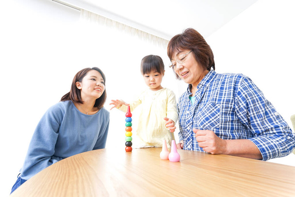Família feliz brincando com a criança em casa - Foto, Imagem