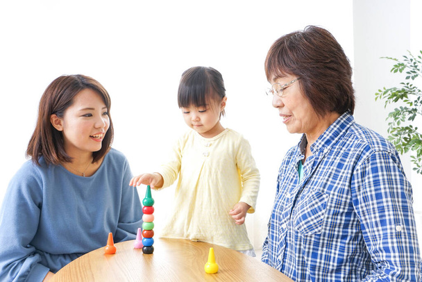 Boldog család játszik a gyerekkel otthon - Fotó, kép
