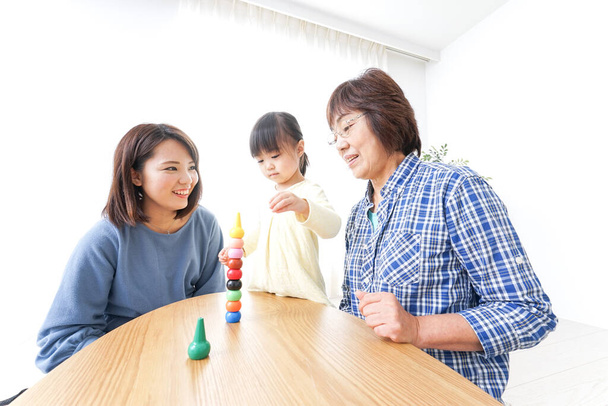 Familia feliz jugando con el niño en casa - Foto, Imagen