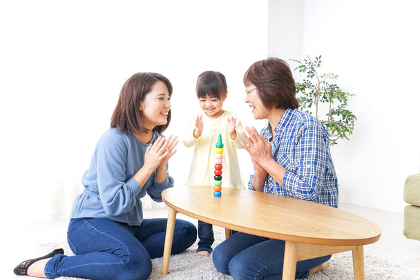 Szczęśliwa rodzina bawi się z dzieckiem w domu - Zdjęcie, obraz