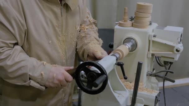 Stolarz za pomocą dłuta do kształtowania kawałka drewna na tokarce w warsztacie: zbliżenie - Materiał filmowy, wideo