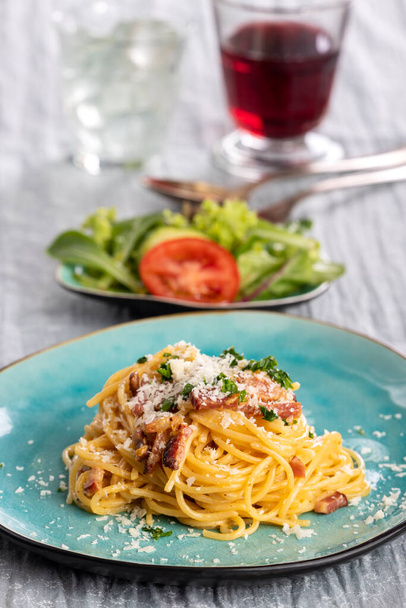 spaghetti carbonara on a blue plate - Φωτογραφία, εικόνα