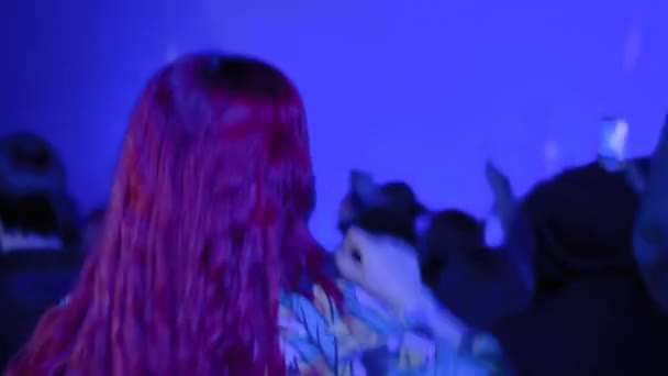 Slow motion: tiener meisje feesten op rock concert in de voorkant van het podium - Video