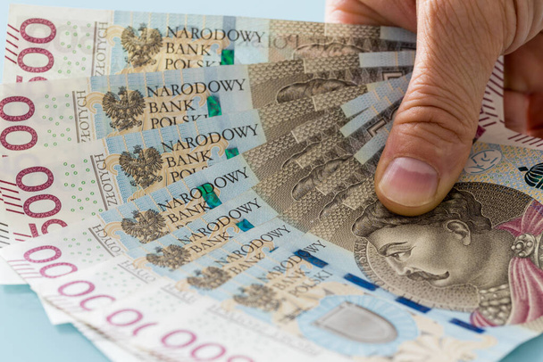Ein Fan polnischer Fünfhundert-Zloty-Banknoten in der Hand - Foto, Bild