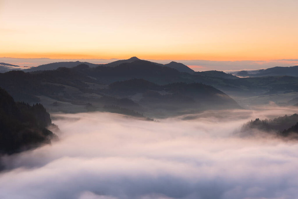 De magnifiques paysages de montagnes d'automne couvertes de brouillard, atteignant les sommets enneigés des Hautes Tatras - Photo, image