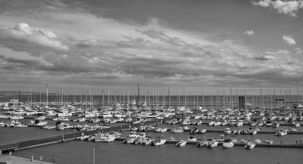 Италия, Сицилия, Средиземное море, Марина ди Рагуза (провинция Рагуза); моторные лодки и роскошные яхты в порту  - Фото, изображение