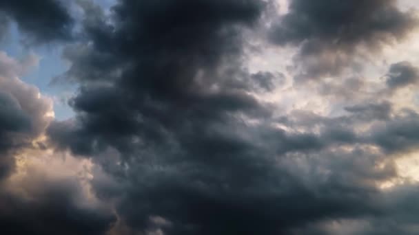 красивые закат небо время истекает, яркое солнце и темный силуэт облаков в качестве фона - Кадры, видео