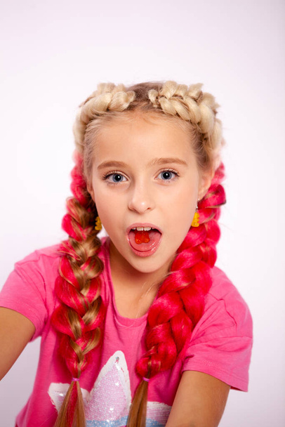 дівчина в яскравому барвистому одязі і з кольоровими косами
 - Фото, зображення