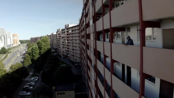 Cigarette à cigarettes pour jeunes caucasiens dans un immeuble résidentiel de grande hauteur à l'intérieur de la ville  - Séquence, vidéo