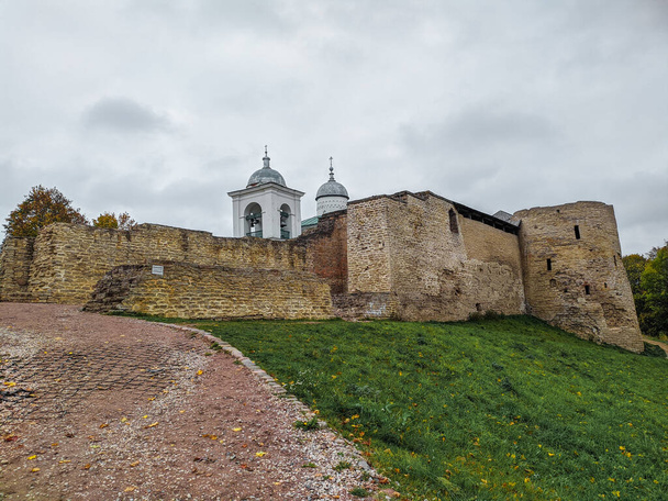 Izborsk fortress is a stone fortress in the city of Izborsk (Pskov region). It was built in 1330 - Foto, Imagem