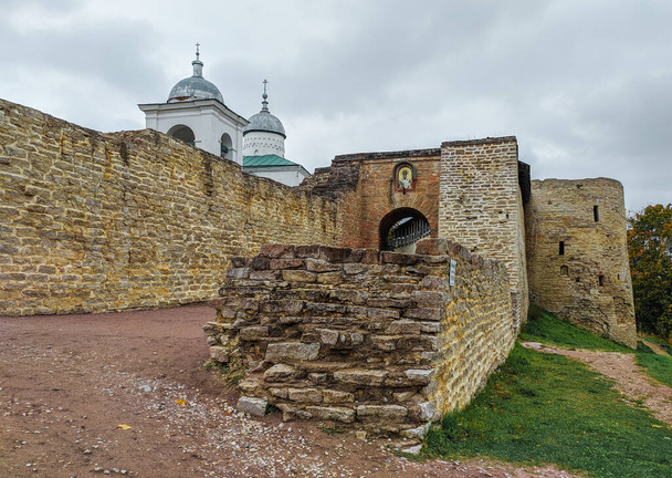 Izborsk fortress is a stone fortress in the city of Izborsk (Pskov region). It was built in 1330 - Foto, immagini