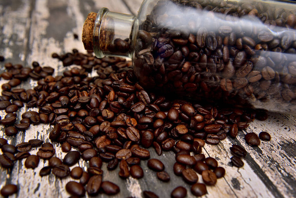 Granos de café en un vaso de botella con plomo de corcho - Foto, imagen