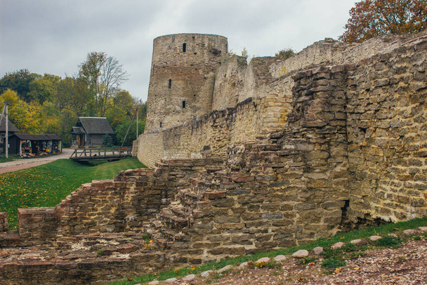 Izborsk fortress is a stone fortress in the city of Izborsk (Pskov region). It was built in 1330 - Foto, Imagen