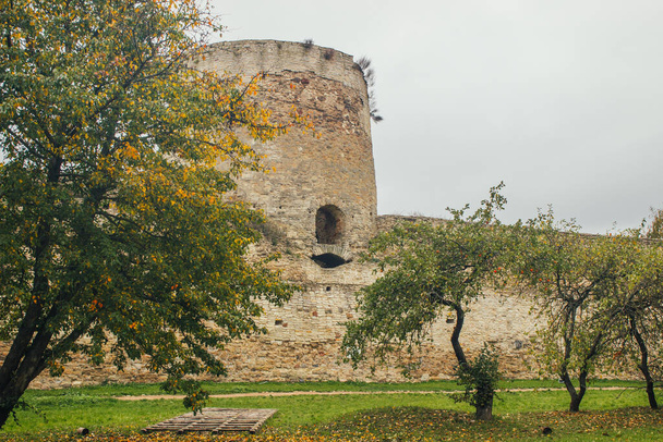 Izborsk fortress is a stone fortress in the city of Izborsk (Pskov region). It was built in 1330 - 写真・画像