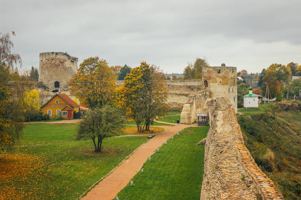 La fortaleza de Izborsk es una fortaleza de piedra en la ciudad de Izborsk (región de Pskov). Fue construido en 1330 - Foto, Imagen