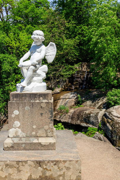Άγαλμα του Έρωτα στο πάρκο Sofiyivka στο Uman, Ουκρανία - Φωτογραφία, εικόνα