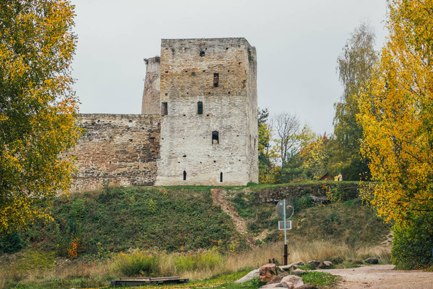 Izborsk fortress is a stone fortress in the city of Izborsk (Pskov region). It was built in 1330 - Foto, afbeelding