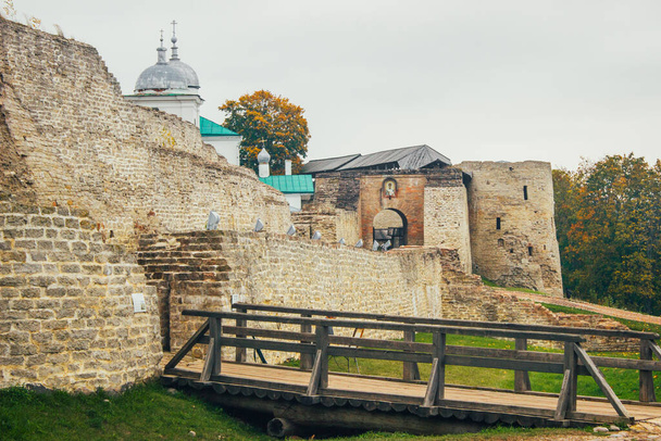 Fortezza di Izborsk è una fortezza in pietra nella città di Izborsk (regione di Pskov). Fu costruito nel 1330 - Foto, immagini