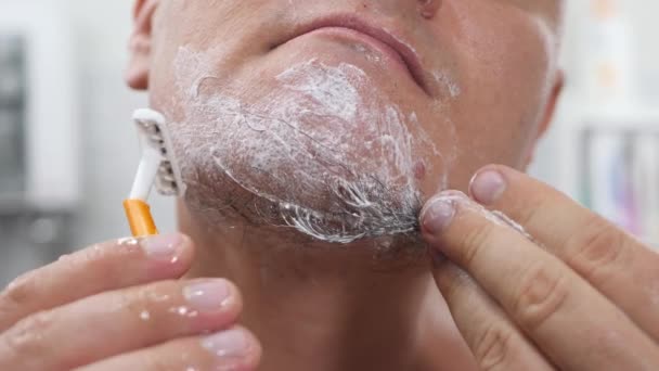 Mann rasiert sich Schaum ins Gesicht - Filmmaterial, Video