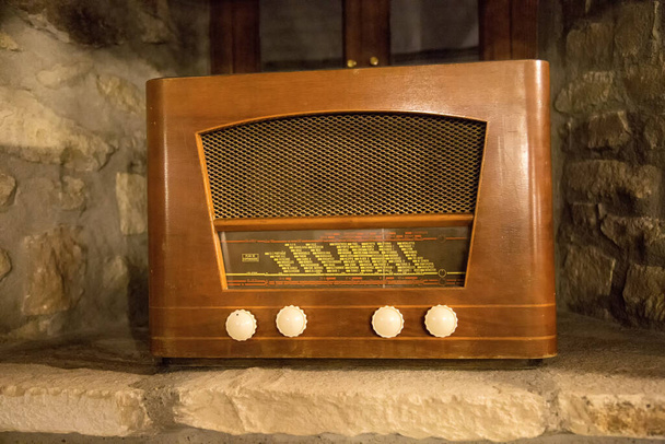 Altes Radio im Steinregal - Foto, Bild