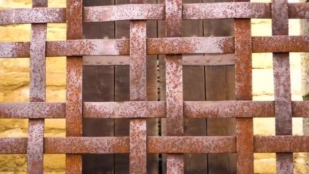 Rusty barrière poort van een oeroud gebouw dichtbij - Video