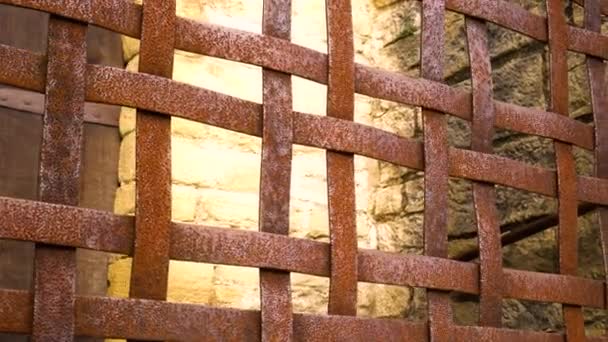 Rusty mříž starověké brány zblízka. Rust texturovaný vzor - Záběry, video