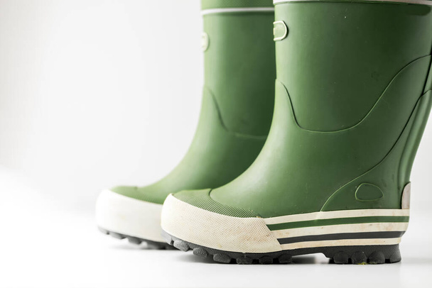 Зелені гумові чоботи ізольовані на білому тлі. Макро постріл
 - Фото, зображення