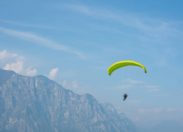 Paralotniarstwo w Malcesine - Lago di Garda - Włochy - Zdjęcie, obraz