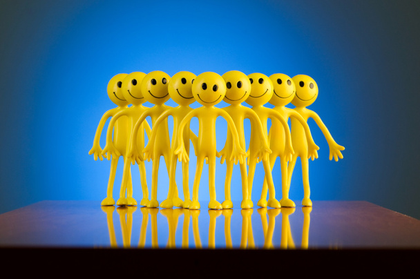 Концепция лидерства с улыбками на фоне градиента
 - Фото, изображение