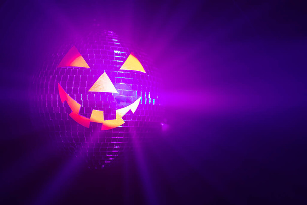 Halloween fête citrouille disco ball, Jack O'Lantern avec des rayons violets brillants en fumée - Photo, image