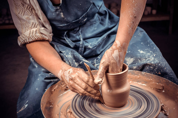 Руки гончара делают глиняный горшок - Фото, изображение