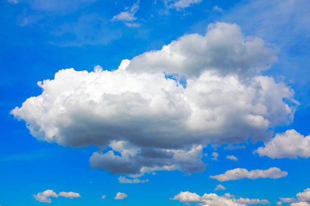 Χνουδωτά καλοκαιρινά σύννεφα πετούν πάνω από το κεφάλι  - Φωτογραφία, εικόνα