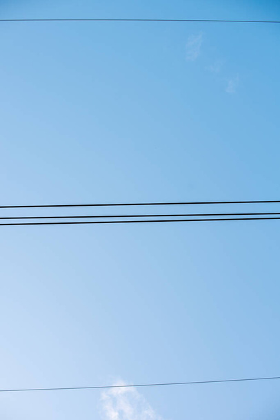 Sähkömuuntajan voimalinjat sininen taivas tausta minimaalinen kopiotila tekstille - Valokuva, kuva