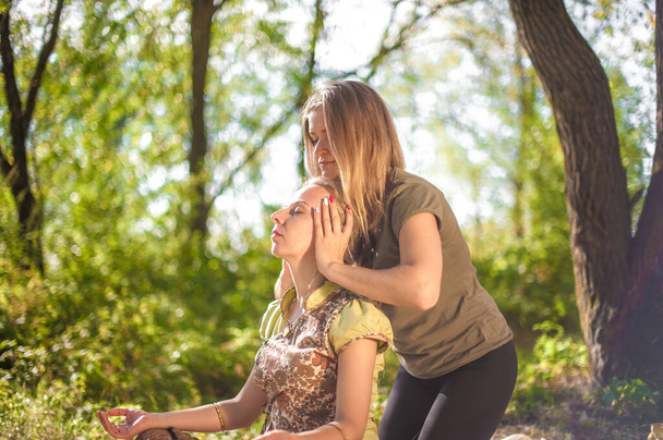 Massage-Experte führt eine großartige Massage im Wald durch. - Foto, Bild