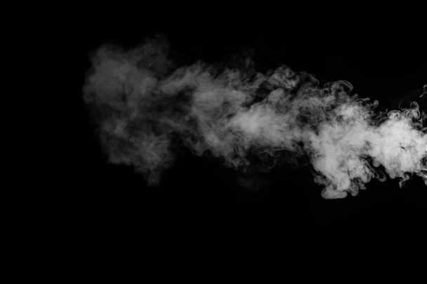 Fumée blanche isolée sur fond noir - Photo, image