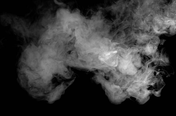 Witte rook geïsoleerd op zwarte achtergrond - Foto, afbeelding
