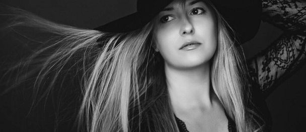 Gyönyörű szőke nő visel kalap, művészi film portré fekete-fehér divat kampány és szépség márka - Fotó, kép