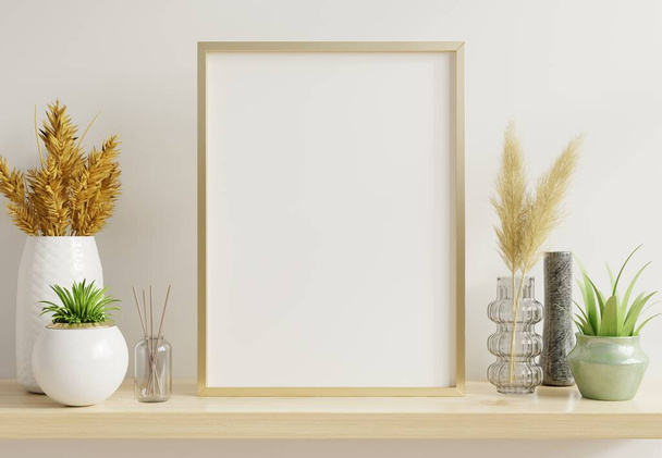 Домашній інтер'єр плакат глузує з вертикальною золотою рамкою з декоративними рослинами в горщиках на порожньому тлі стіни.3D рендеринга
 - Фото, зображення