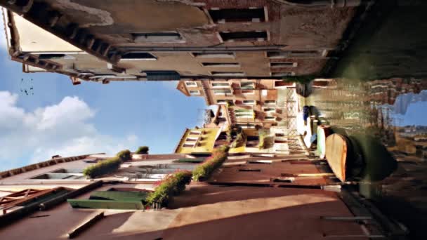 Tyypillinen venetsialainen kanava heijastaa rakennuksia ympäri vettä.Venetsia, Italia - Materiaali, video
