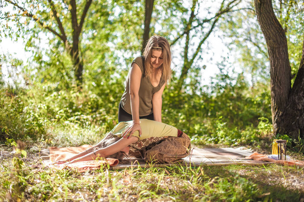 Maître massage massages thurouough une fille sur le sol de la forêt. - Photo, image