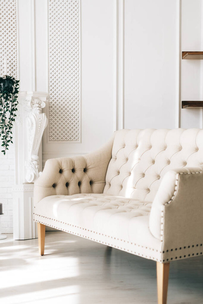 White comfortable sofa in elegant living room...White comfortable sofa in elegant living room... - Foto, afbeelding