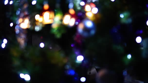 Fondo de Navidad borroso bokeh desenfocado luces decoraciones en el árbol de Navidad por la noche. - Imágenes, Vídeo
